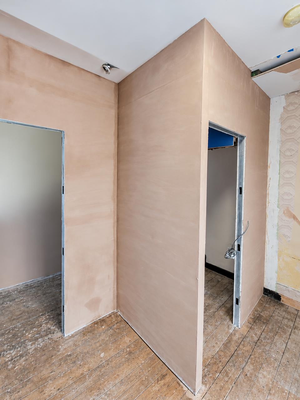 Boarded en-suite walls
